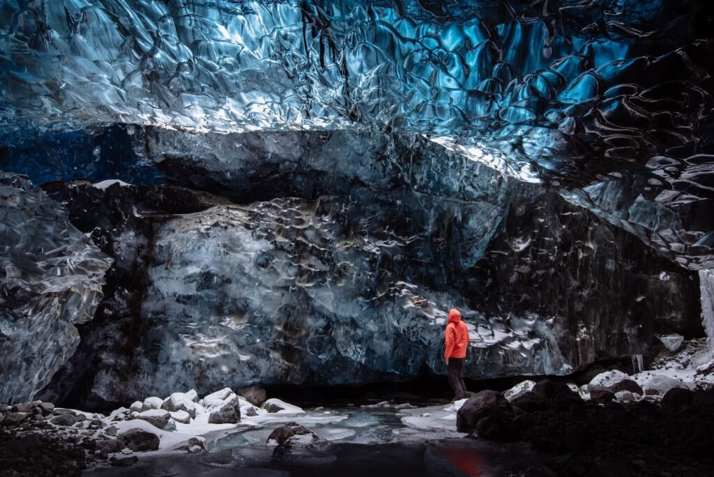 Crystal Blue Ice Cave,Iceland Tourist Attractions